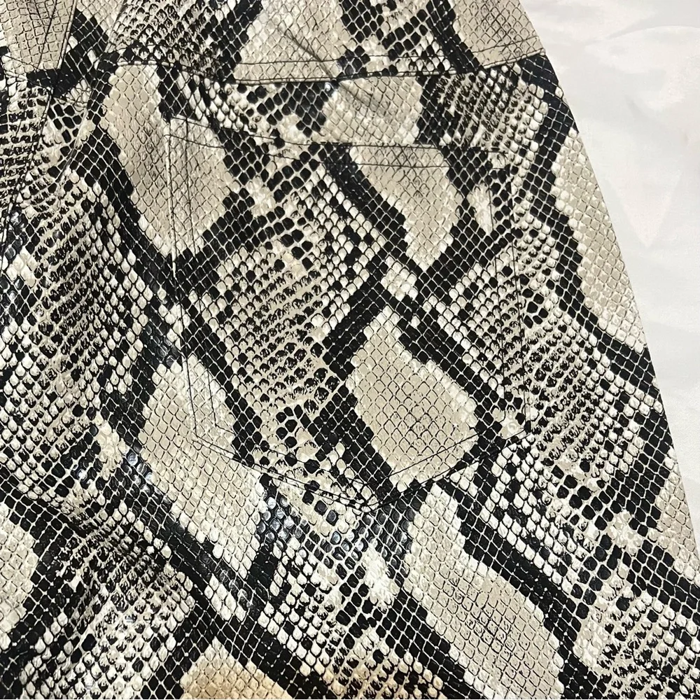 Choosy Snake Skin Faux Leather Pants Cropped Cropped Flare Mid Rise NWT Size 2 - Picture 16 of 16